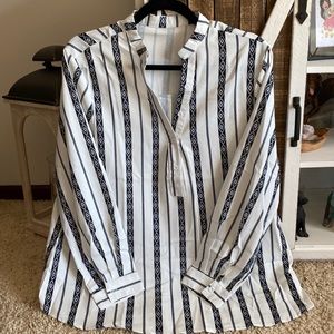 Relaxed fit Women’s blouse. Medium. White with navy blue detail.